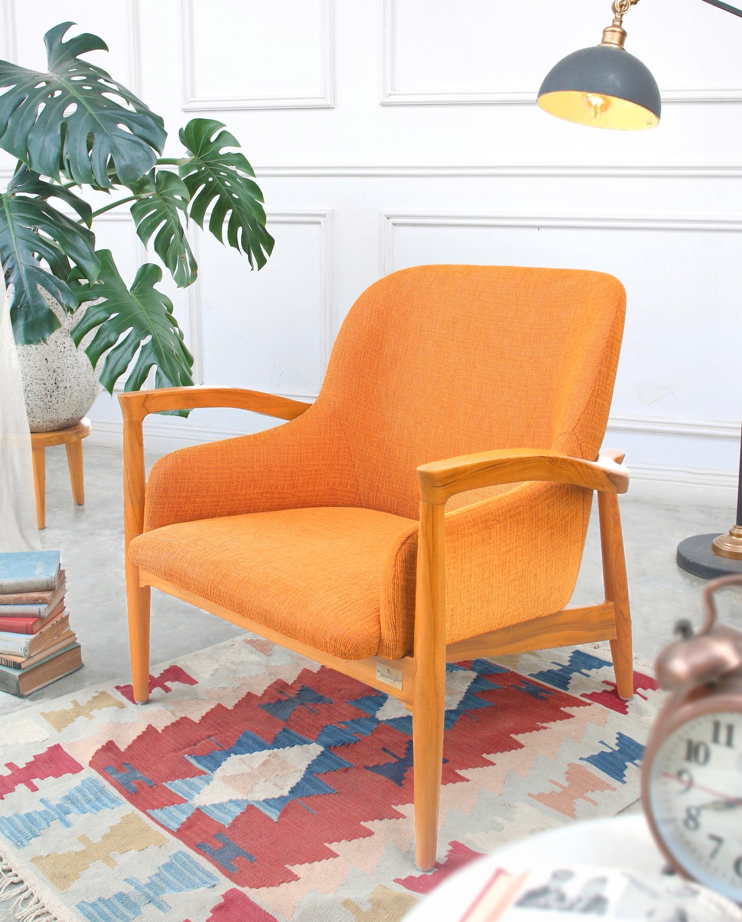 Celia Kursi dengan Sandaran Lengan