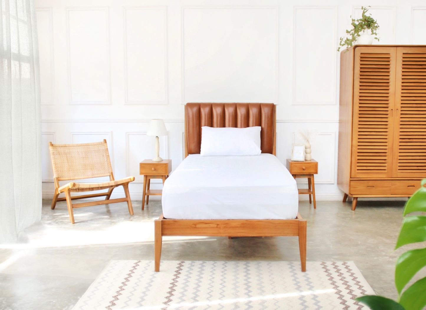 Dipan Tempat Tidur Sara
