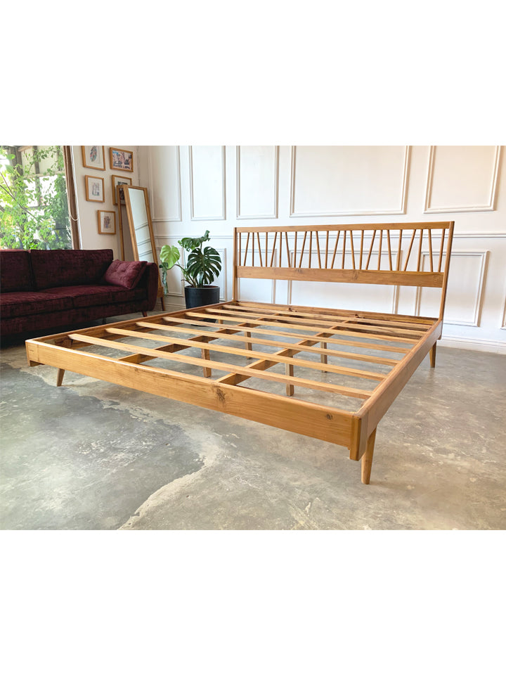 Dipan Tempat Tidur Retro