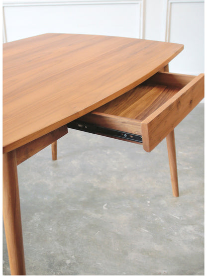 Meja Makan Oval